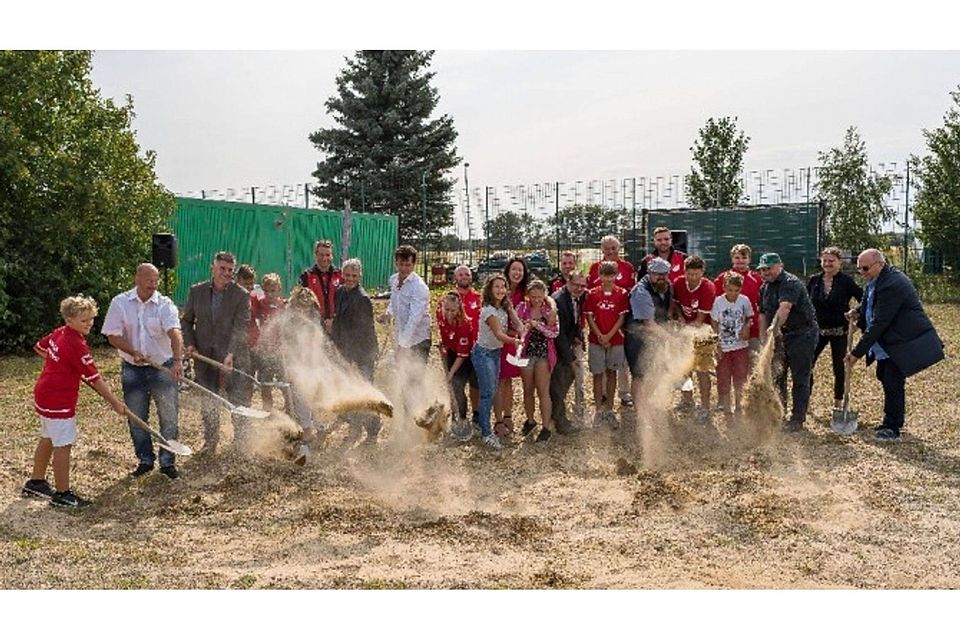 Gemeinsam packen sie es an: Am Freitag wurden beim Sportverein Rot-Weiß Werneuchen die ersten Spatenstiche für das geplante „Multifunktionsgebäude mit Mehrgenerationenansatz“ gemacht. In den Neubau soll auch der Jugendtreff der Stadt einziehen. ©Lutz Weigelt Gemeinsam packen sie es an: Am Freitag wurden beim Sportverein Rot-Weiß Werneuchen die ersten Spatenstiche für das geplante „Multifunktionsgebäude mit Mehrgenerationenansatz“ gemacht. In den Neubau soll auch der Jugendtreff der Stadt einziehen. ©Lutz Weigelt