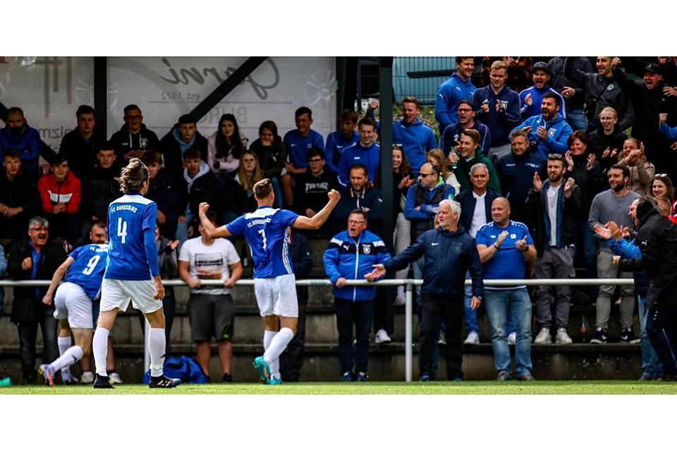  Jubelt der FC Burgsolms am Wochenende vor der Fankurve schon über den Aufstieg? Nach der Partie gegen den SV Bauerbach könnte es soweit sein. (© Nick Fingerhut) 