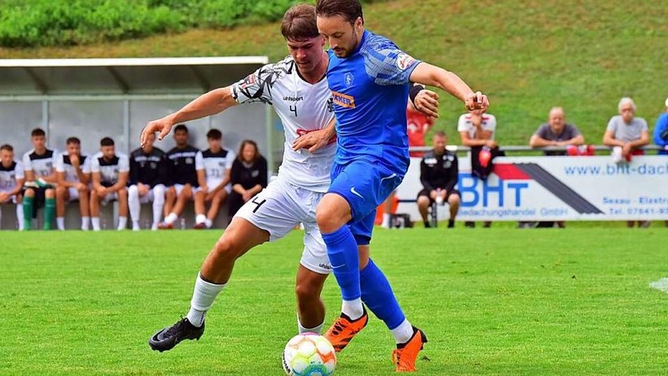 Ein Meister des Duells Mann gegen Mann: Hendrik Gehring (rechts) vom FC Denzlingen.