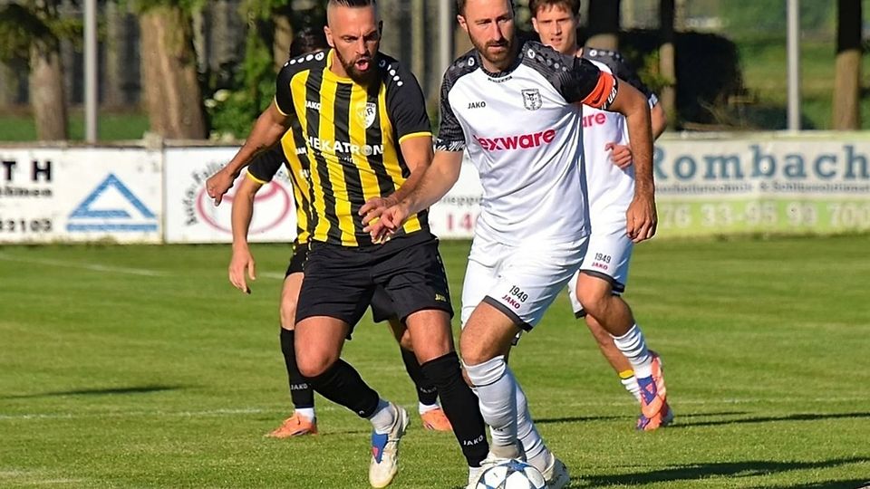 Der VfR Hausen mit seinem spielenden C...reitungsturniers am Sonntag in Hausen. | Foto: Pierre Schmidt Der VfR Hausen mit seinem spielenden Co-Trainer Yannick Häringer (links) und der FC Wolfenweiler-Schallstadt um Kapitän Tobias Klein sind Teil des Vorbereitungsturniers am Sonntag in Hausen. 