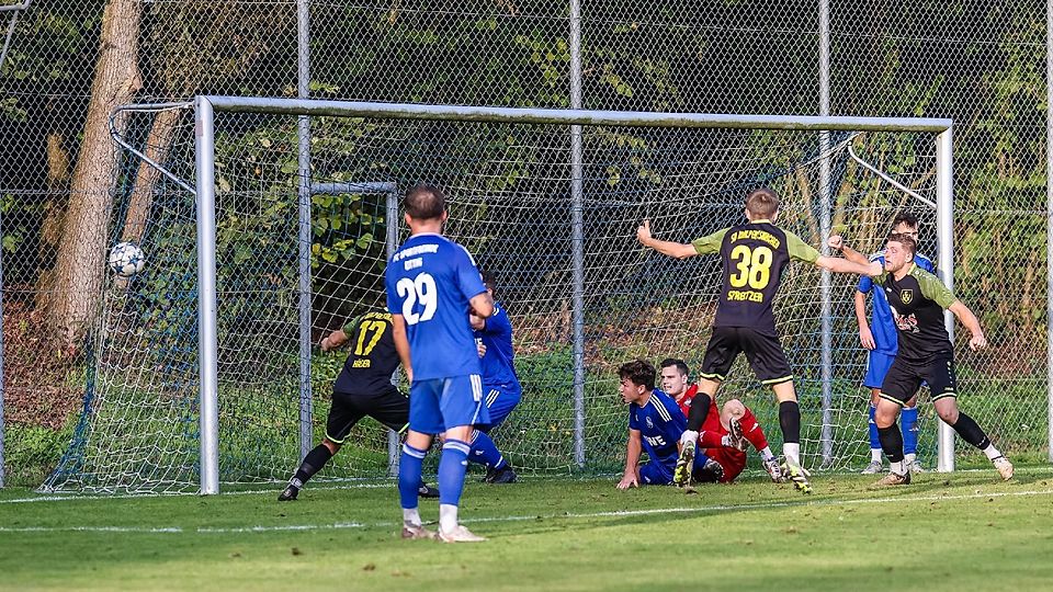 Sie können es kaum fassen: In der 94. Minute war der Ball drin im Eittinger Tor. Nils Wölken (r.) glich für Walpertskirchen aus. Das freute auch seine Teamkollegen Christian Käser (Nr. 17) und Max Spreitzer  (Nr. 38).