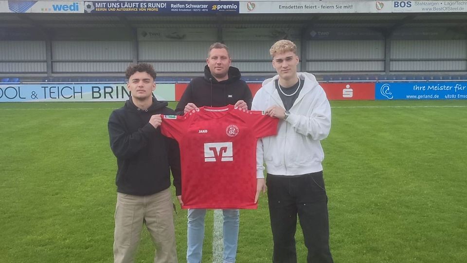 Emsdettens Sportleiter Marcel Langenstroer (Mitte) darf sich mit Samir Haxha (l.) und Mattes Langelage (r.) über zwei neue talentierte Kicker freuen