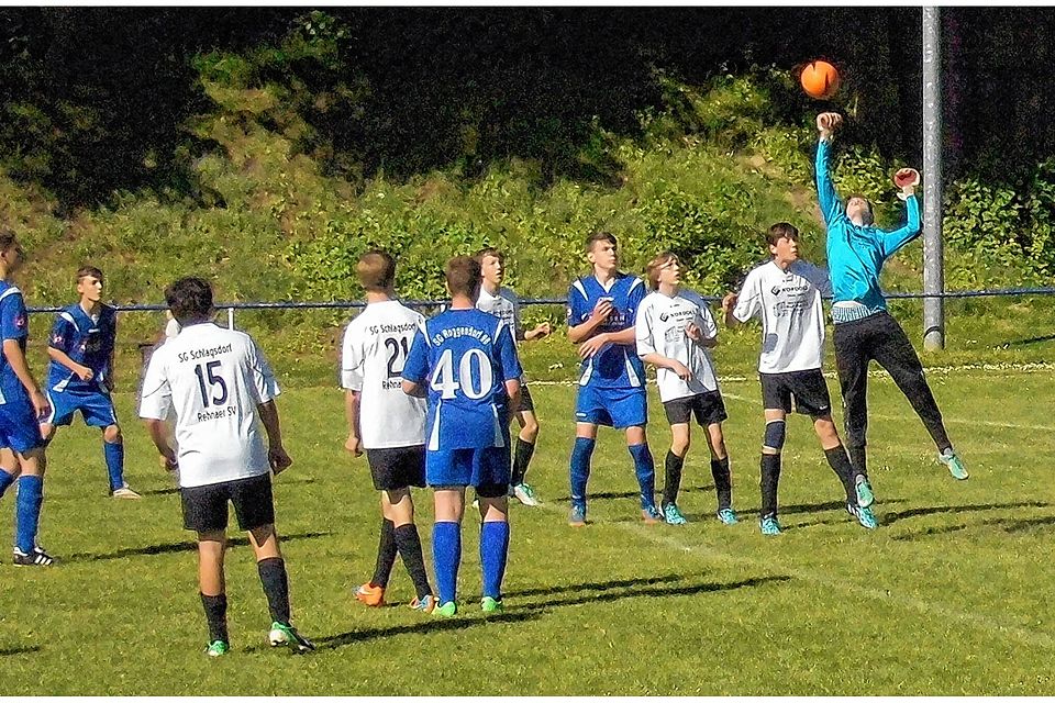 Eine Chance auf Punkte haben die SGR-Kicker (in blau) noch. Am Sonnabend erwarten die Schlossparkkicker die SG Lübstorf/Bad Kleinen. Foto: Frank Schlosser