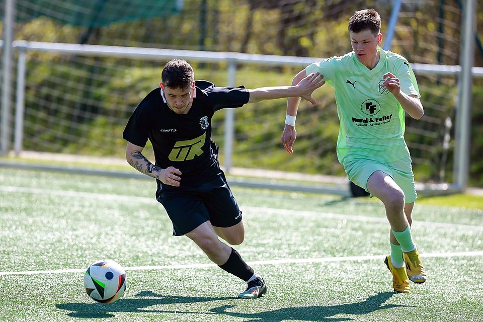 Umkämpfte Partie: Kasper Fischer-Stabauer (rechts) und die SpVgg Joshofen-Bergheim besiegten den TSV Wertingen (links Justin Neunkirchner) mit 3:2