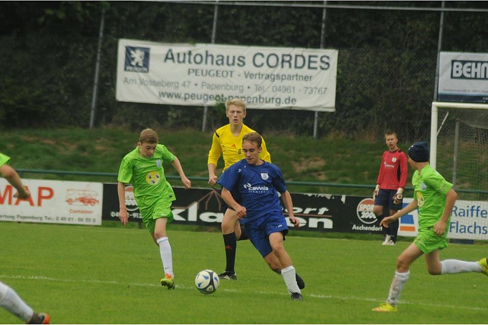 Dieses Duell wird es auch zukünftig geben: Die U15 von BW Papenburg (blaues Trikot) bleibt in der Landesliga und darf sich auch weiterhin im Derby mit dem JLZ Emsland messen. Foto: Dirk Hellmers