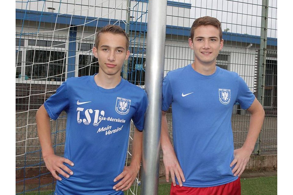 Lukas Lazar (l.) und Fabio Moreno-Fell wechselten zur Spielzeit 16/17 vom TSV Gau-Odernheim in die B-Jugend des 1. FC Kaiserslautern.	Archivfoto: photoagenten/Axel Schmitz