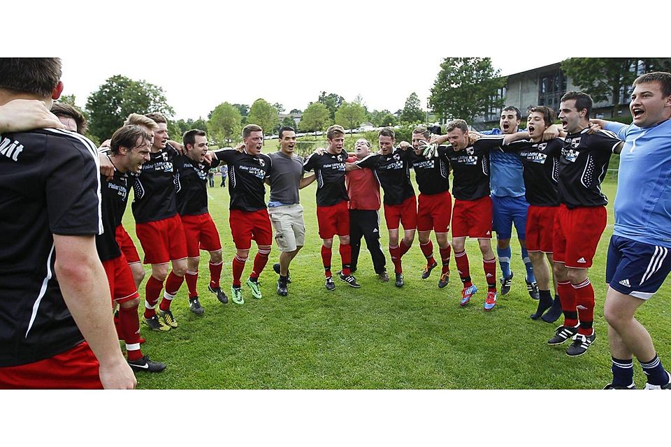 Ausgelassen feierten die Spieler des SV Ringschnait die Meisterschaft in der Bezirksliga. (Foto: Volker Strohmaier)