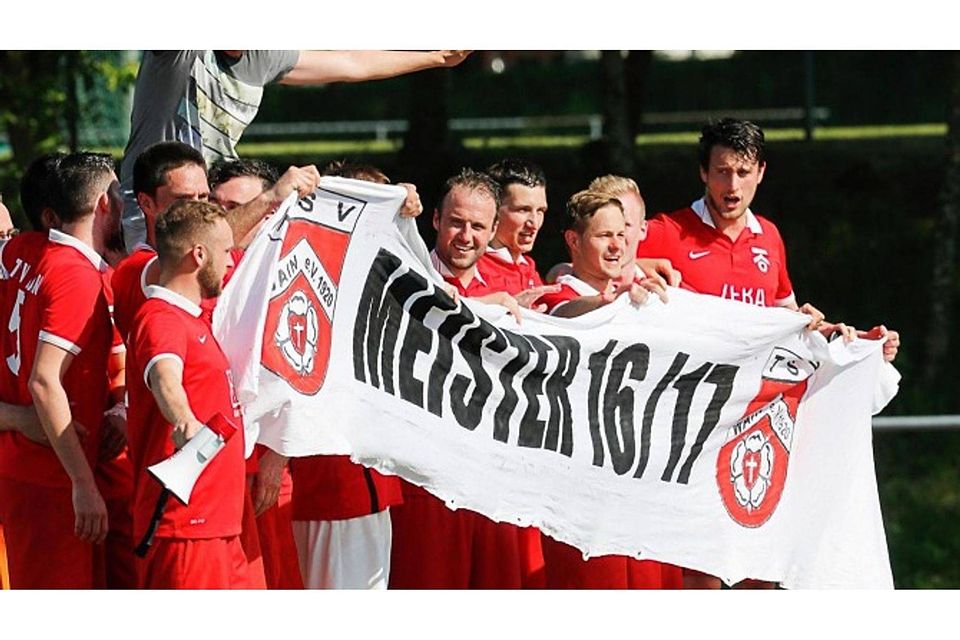 Der TSV Wain bejubelt den Aufstieg in die Bezirksliga. Foto: Volker Strohmaier