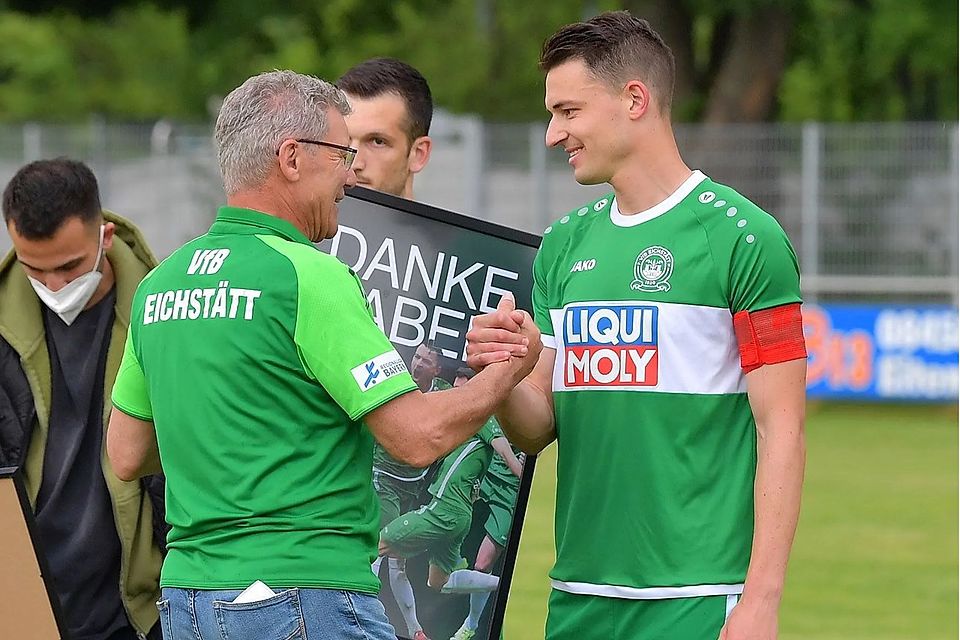 Wiedersehen macht Freude oder: unverhofft kommt oft: Im Juni 2021 wurde Fabian Eberle (re.) in Eichstätt verabschiedet, ein Jahr später kehrt er zum VfB zurück.