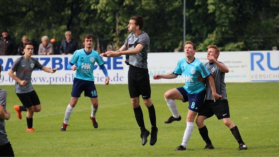 Der TuS Belecke (in grau) gewann mit einer Energieleistung gegen Viktoria Lippstadt, der FC Mönninghausen (in blau) verlor verdient in Horn.