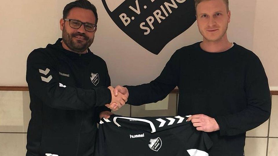 BVL-Coach Tobias Tschernik (links) begrüßt Neuzugang Philipp Auge.