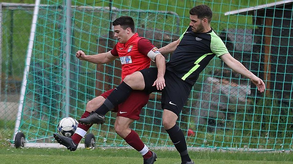 Immer einen Schritt schneller als der Gegner: Der Monsheimer Cedric Görgner (rotes Trikot) ist vor Justus Schilling von der Normannia Pfiffligheim am Ball.	