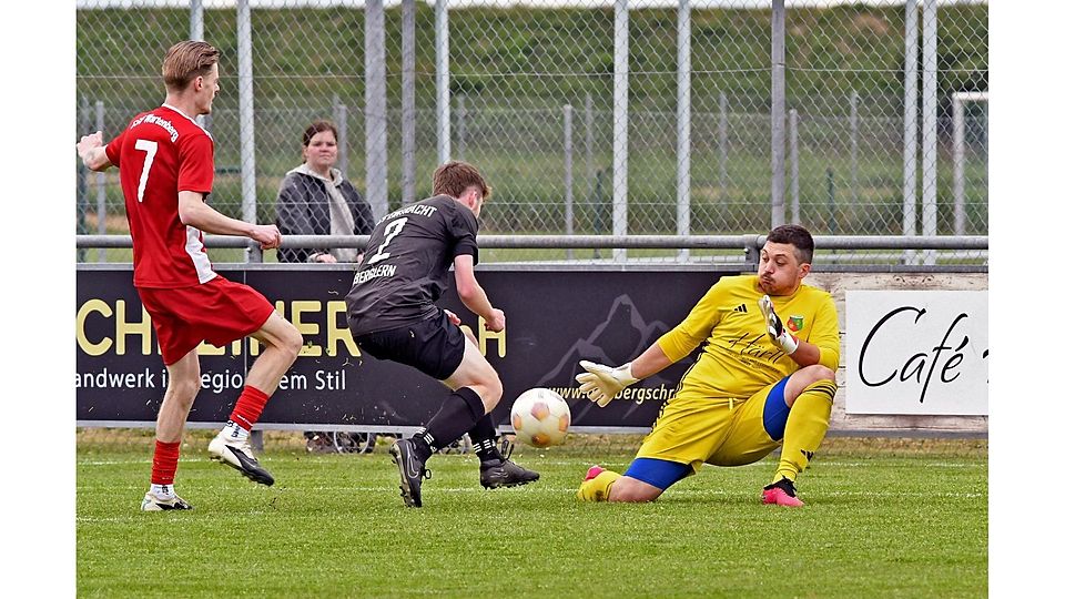 Dicke Berglerner Chance: Wartenbergs Keeper Maximilian Millisterfer rettet allerdings gegen Maximilian Buchner (M.), sehr zur Erleichterung des zu spät kommenden Luca Neske (l.). Noch vor der Halbzeit wurde abgebrochen.