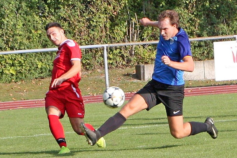 Dennis Mehmedovic (rotes Trikot) erzielte kurz nach seiner Einwechslung den 7:1-Endstand für den FC Königsbrunn.