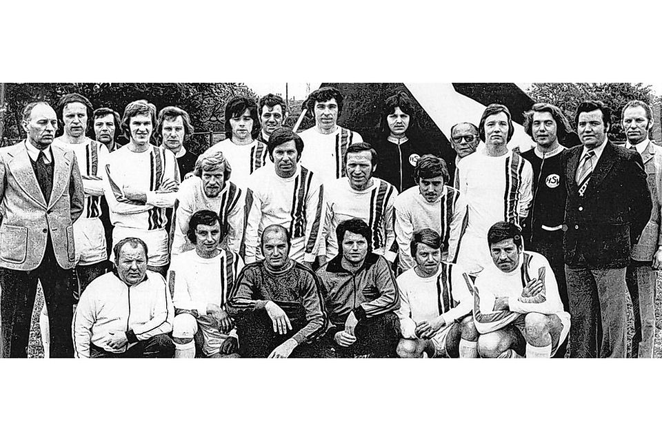 Auch 1974 war ein sehr erfolgreiches Jahr für den SV Hoengen: Das damalige Team stieg in die erste Kreisklasse auf. Repros: Sigi Malinowski