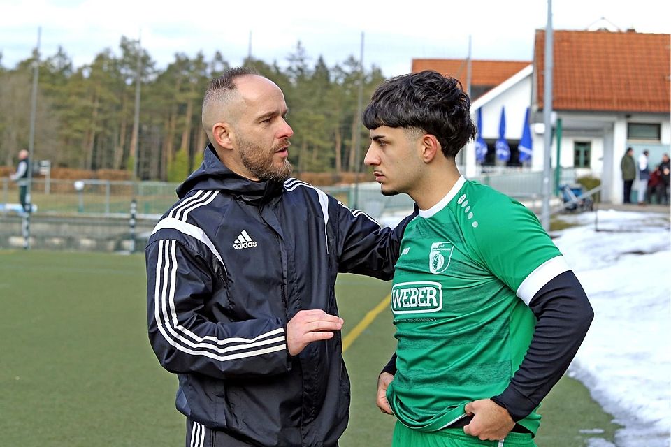„Entweder geht alles komplett vor die Hunde oder man stellt sich komplett neu auf“: Luli Kuqi (li., mit Spieler Joannis Nikolaidis) ist als Trainer des BCF Wolfratshausen auch in die Planungen für die Jahresversammlung am 2. Mai involviert.