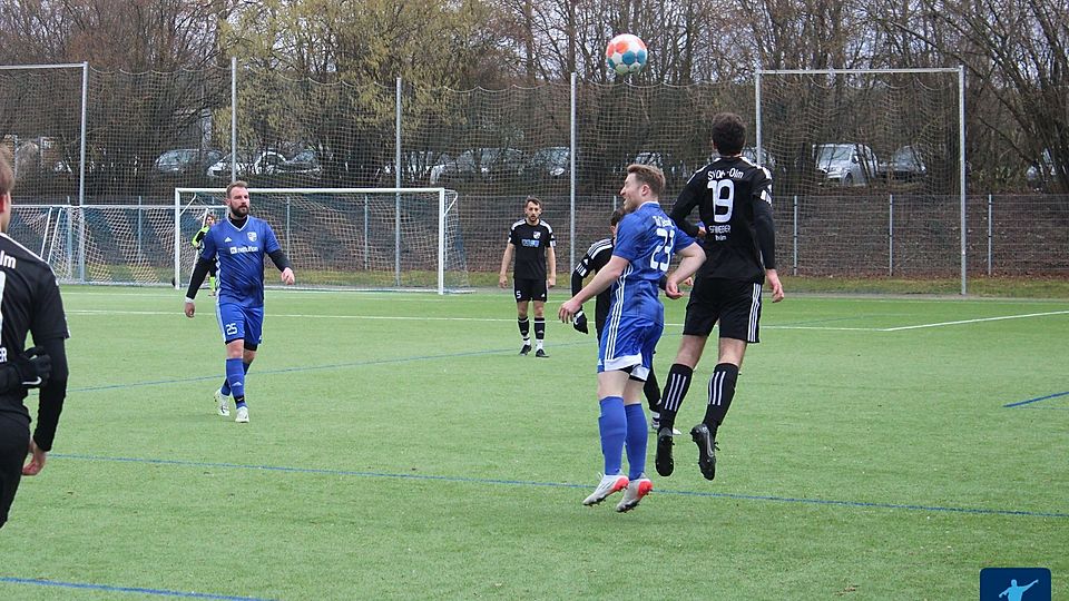 Der SV Ober-Olm (schwarz) nutzt zwei seiner Chancen und gewinnt gegen den TuS Dexheim. 