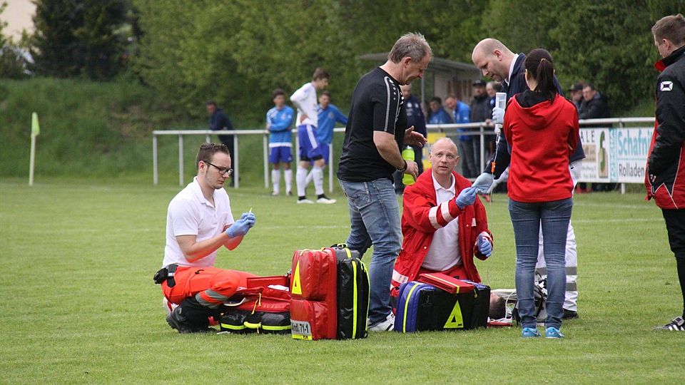 30 Minuten musste das Spiel TSV Herbertshofen gegen SpVgg Auerbach unterbrochen werden, weil Herbertshofens Bernd Hoffmann nach einem Foul Atembeschwerden bekam und mitten auf dem Spielfeld behandelt werden musste. Mit Verdacht auf Lungenriss musste er ins Krankenhaus gebracht werden.	Foto: Karin Tautz