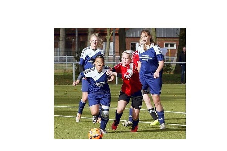 Derbysieger: Ahlhorns Fußballerinnen (am Ball: Thu-Hien Vuong) gewannen in Huntlosen 5:0. Dörte Eilers