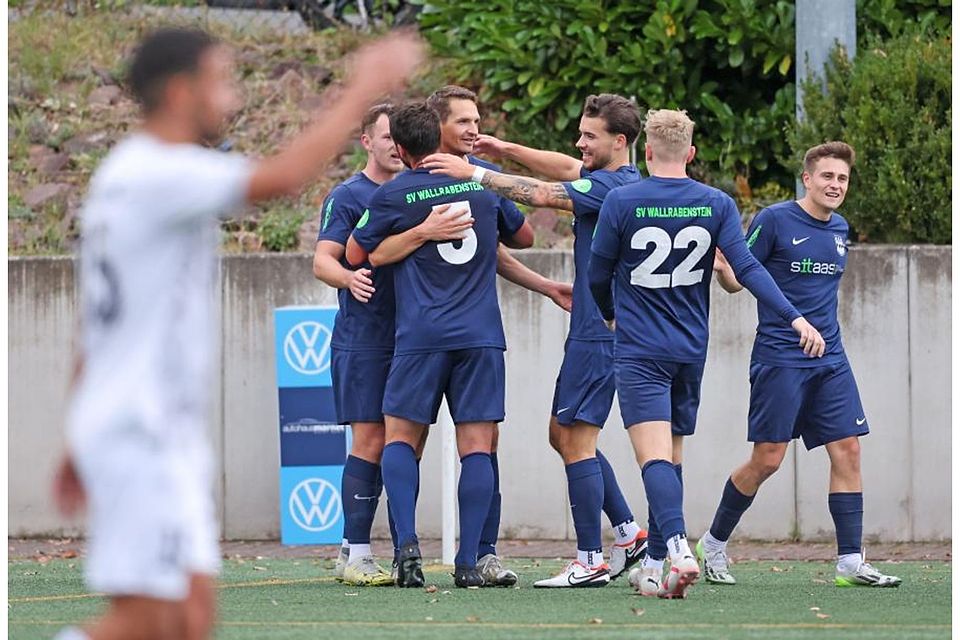 Die Wallrabensteiner jubeln im Hintergrund über einen der drei Treffer von Spielertrainer Dennis Deider.	Foto: Paul Kufahl / rscp