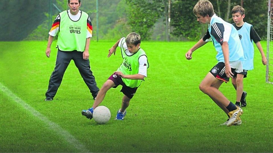 Schon lange den Nachwuchs im Blick: Dieter Müller (links) legte als Trainer bereits 2006 viel Wert auf die Arbeit mit jungen talentierten Fußballern – hier in der Meisenheimer Talentschmiede.  Archivfoto: Dirk Waidner