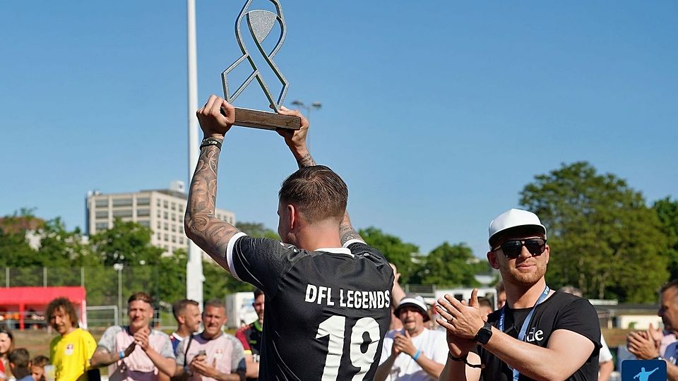 Kevin Großkreutz durfte stellvertretend für die "DFL Legends" den Siegerpokal beim Benefizturnier im vergangenen Mai in die Höhe recken. In diesem Jahr findet das Event in der Brita-Arena statt.