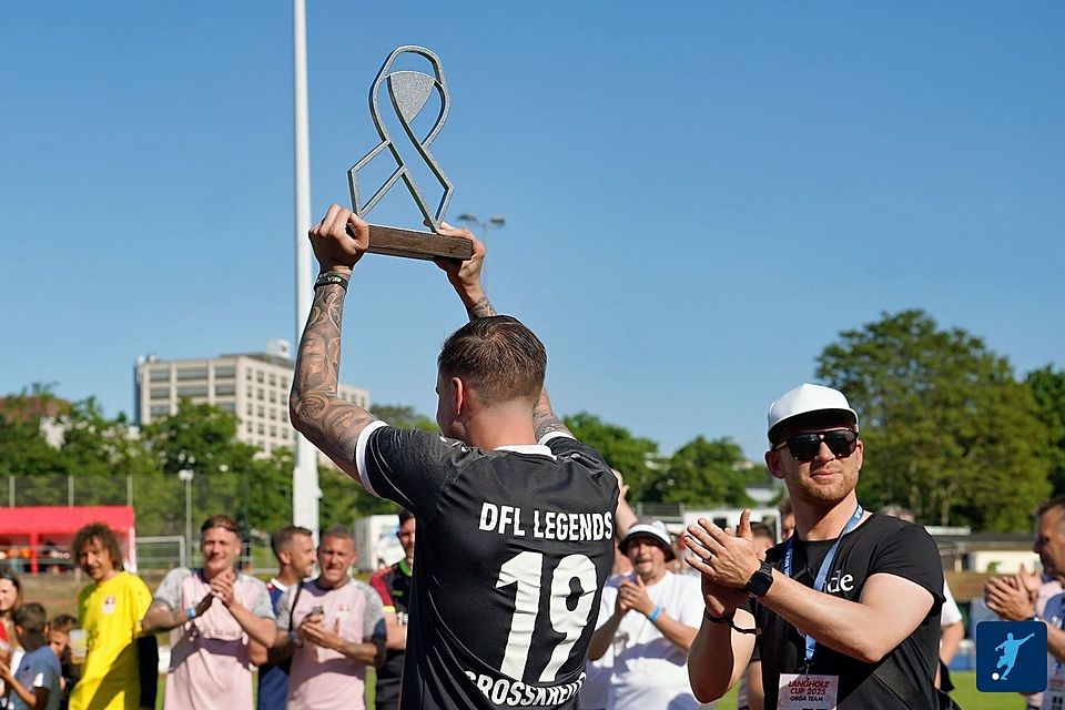 Kevin Großkreutz durfte stellvertretend für die "DFL Legends" den Siegerpokal beim Benefizturnier im vergangenen Mai in die Höhe recken. In diesem Jahr findet das Event in der Brita-Arena statt.
