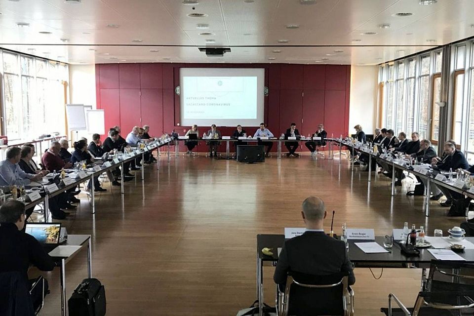 Bei einer Konferenz in der Zentrale des DFB in Frankfurt, wurde am Dienstag der Fahrplan in der Coronakrise für den Amateurfußball und die Regionalligen festgelegt. 