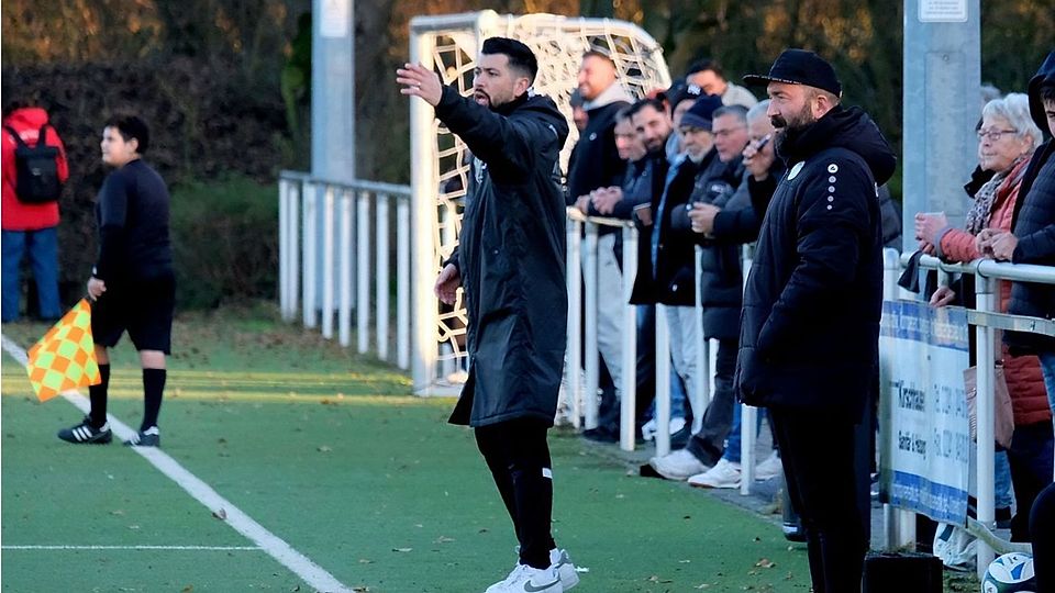 Abdulwahab Albira (li.) gibt den Trainerposten ab und ist ab Sommer sportlicher Leiter bei beim TFC Inter Troisdorf.