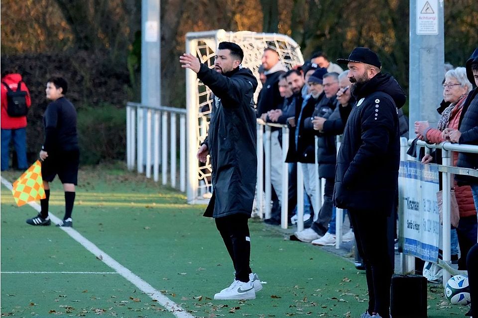 Abdulwahab Albira (li.) gibt den Trainerposten ab und ist ab Sommer sportlicher Leiter bei beim TFC Inter Troisdorf.