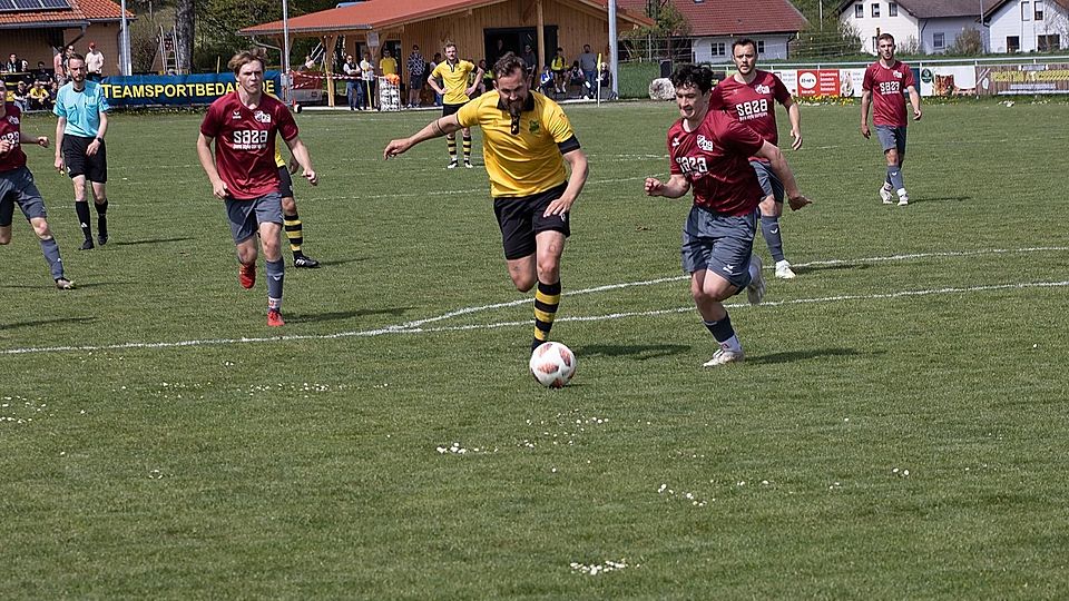 Auch Perrchtings Routinier Christoph Kammerlander (am Ball) konnte die klare Derbyniederlage nicht verhindern, obwohl er zum zwischenzeitlichen 1:1 traf.