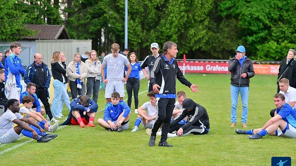 Der Abstieg in die A-Klasse war für Sepp Gsödl (Bildmitte) gleichbedeutend mit seinem persönlichen Aus 
