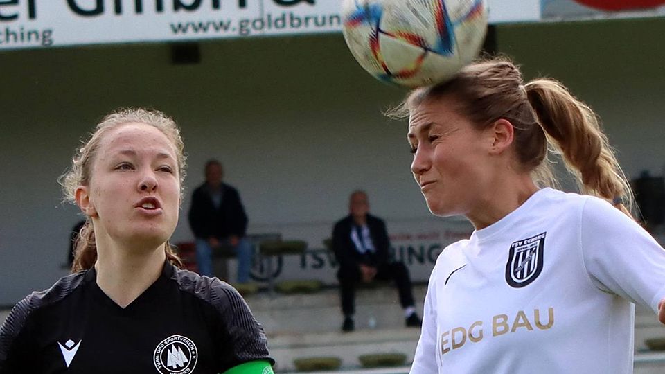 Larissa Chudicek rechts vom TSV Eching spielt den Ball mit dem Kopf.