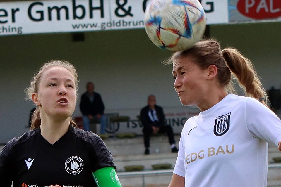 Larissa Chudicek rechts vom TSV Eching spielt den Ball mit dem Kopf.