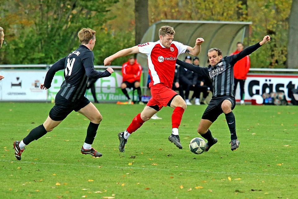 Fußball Saison 2025/26 Bezirksliga Viktor Neveling vom SV Raisting (in Rot) im Heimspiel gegen den SV Polling mit Christian Baierlacher (links) und Fabio Hägl am 26. Oktober 2025