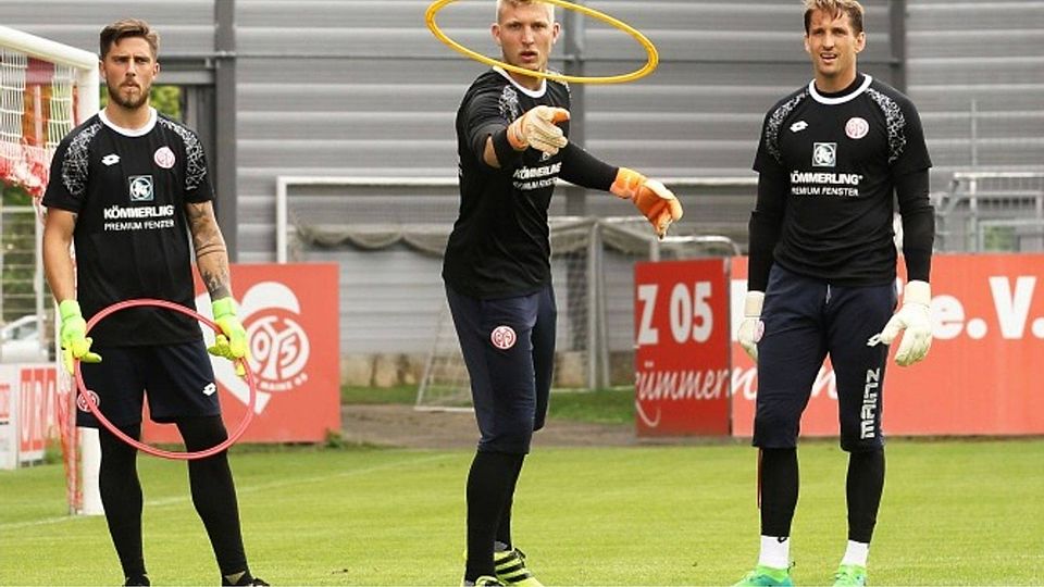 Der ehemalige Eltviller Jugendspieler Robin Zentner (Mitte.) kam gestern zu seinem ersten Pflichtspiel Einsatz für Mainz 05 Foto: Hoffmann
