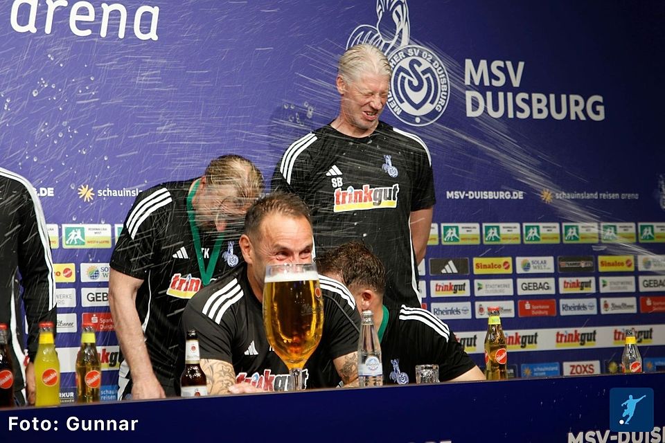 Nach dem Gewinn der Meisterschaft holte Hirsch seinen Trainerstab mit zur Pressekonferenz. 