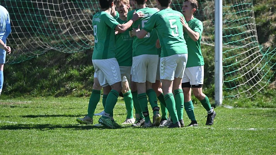 Ostermontag-Freudenmoment: Die Emmeringer hatten in Söchtenau einen späten Ausgleich zu feiern.