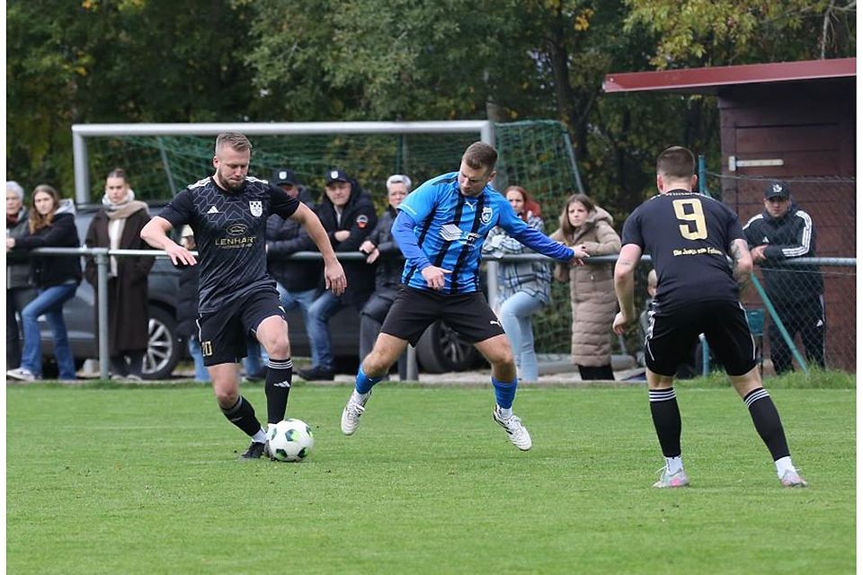 Winterbachs Sebastian Fett (schwarzes Trikot) setzt sich vom Gegenspieler ab.	Foto: Edgar Daudistel
