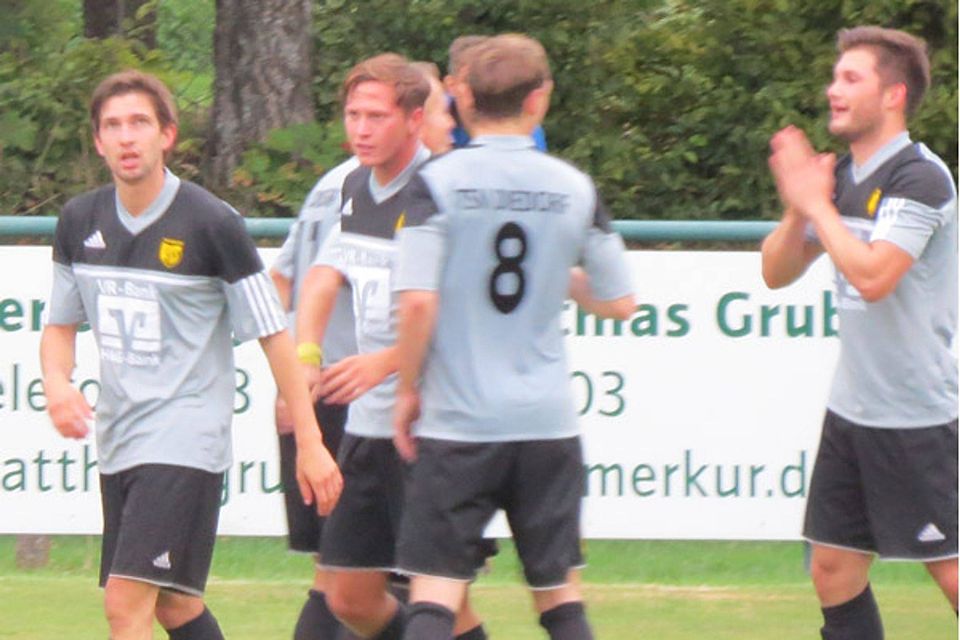 Dem Himmel sei Dank! Zwei Minuten vor Schluss erlöste Nikola Mukanov (rechts) den TSV Diedorf mit dem 1:0-Siegtreffer im Derby bei der TSG Stadtbergen.  Foto: Maximilian Merktle