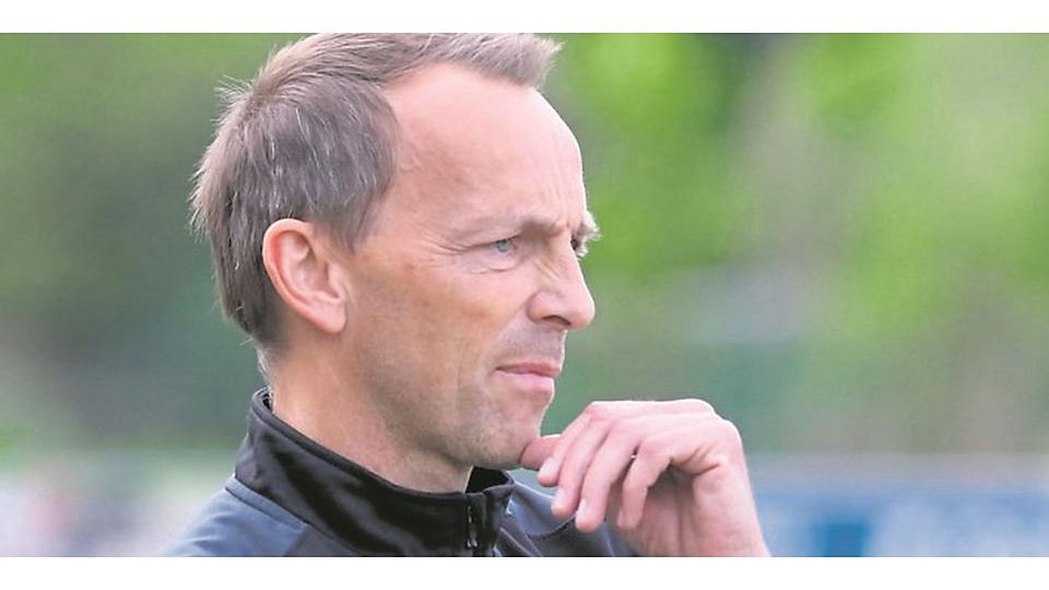 Trainer Steffen Hardt und der SSC Burg gewinnen in der Fußball-Gruppenliga mit 2:0 gegen den SV Emsdorf. © Jens Schmidt