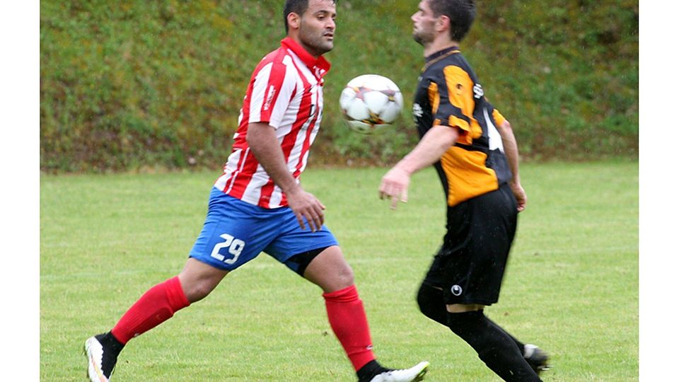 Brust an Brust durchs Ziel: Karadneiz mit Mücahit Senel (links) und die SG Alsenztal um Carlos Borges.  (Foto: Mario Luge)