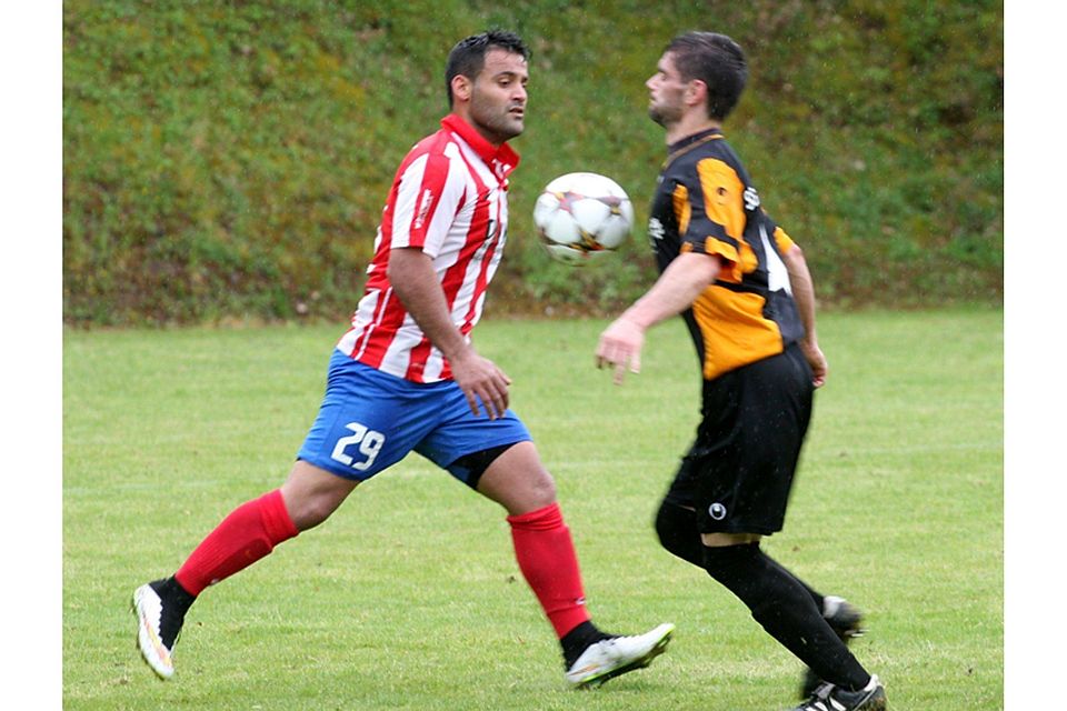 Brust an Brust durchs Ziel: Karadneiz mit Mücahit Senel (links) und die SG Alsenztal um Carlos Borges.  (Foto: Mario Luge)