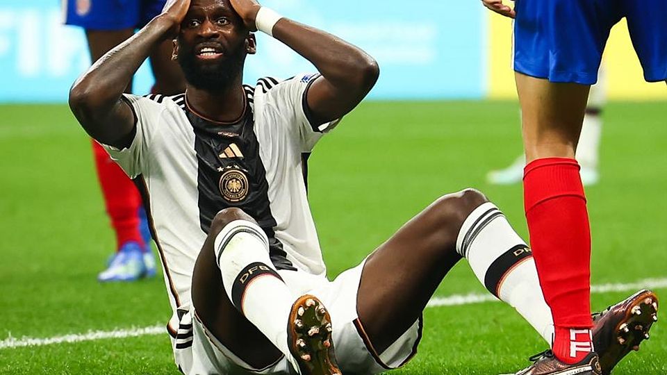 Zum Verzweifeln: Antonio Rüdiger fasst sich gegen Costa Rica an den Kopf. Am Ende stand bei der WM in Katar zwar ein 4:2-Sieg. Zum Einzug ins Achtelfinale reichte der aber nicht. 