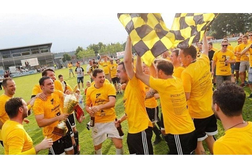 Da ist der Pokal: Die Spieler des SV Sulmetingen feiern nach dem Finalsieg gegen den SV Schemmerhofen ausgelassen. (Foto: Volker Strohmaier)