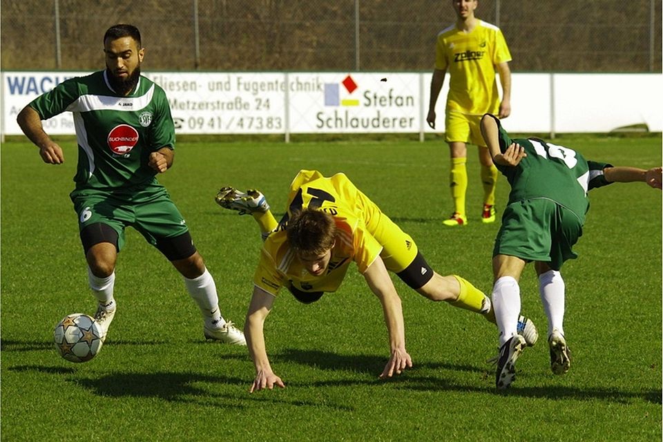 Härte war Trumpf im Spitzenspiel der BOL.  Foto: Schmautz