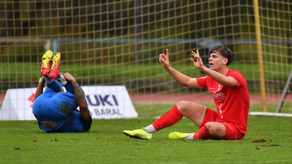 Der Lahrer Stürmer Mick Keita krümmt s...lfmeter, der das Derby vorentscheidet. | Foto: Wolfgang Künstle Der Lahrer Stürmer Mick Keita krümmt sich am Boden, der Offenburger Verteidiger Maik Wichmann beteuert seine Unschuld. Schiedsrichter Jürgen Schätzle lässt sich nicht erweichen und pfeift den Elfmeter, der das Derby vorentscheidet. 