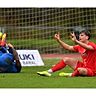 Der Lahrer Stürmer Mick Keita krümmt s...lfmeter, der das Derby vorentscheidet. | Foto: Wolfgang Künstle Der Lahrer Stürmer Mick Keita krümmt sich am Boden, der Offenburger Verteidiger Maik Wichmann beteuert seine Unschuld. Schiedsrichter Jürgen Schätzle lässt sich nicht erweichen und pfeift den Elfmeter, der das Derby vorentscheidet. 