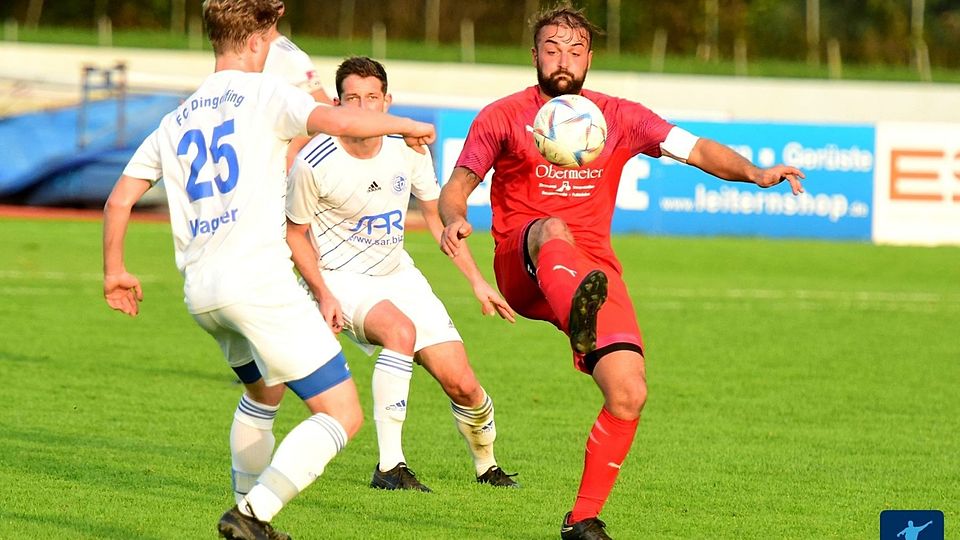 Der FSV Landau um Mittelstürmer Anton Metzner (in rot) möchte dem FC Dingolfing erneut ein Bein stellen 
