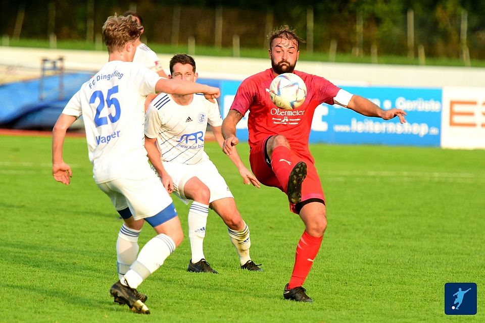 Der FSV Landau um Mittelstürmer Anton Metzner (in rot) möchte dem FC Dingolfing erneut ein Bein stellen 